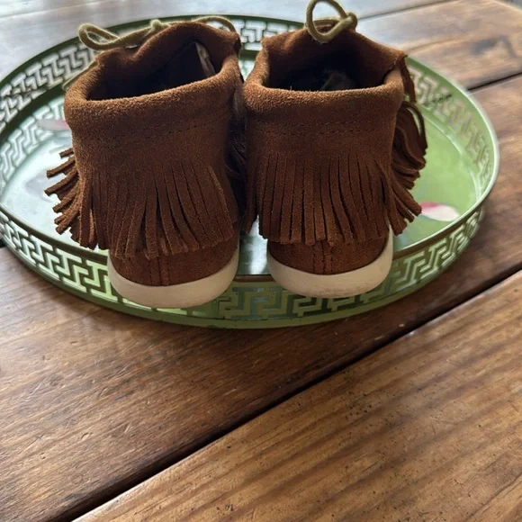 Minnetonka Classic Fringe Hard Sole Ankle Boot
Size 8 - Picture 3 of 6